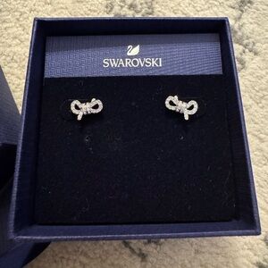 Swarovski Crystal Bow Stud Earrings -- NWT in Original Box ✨